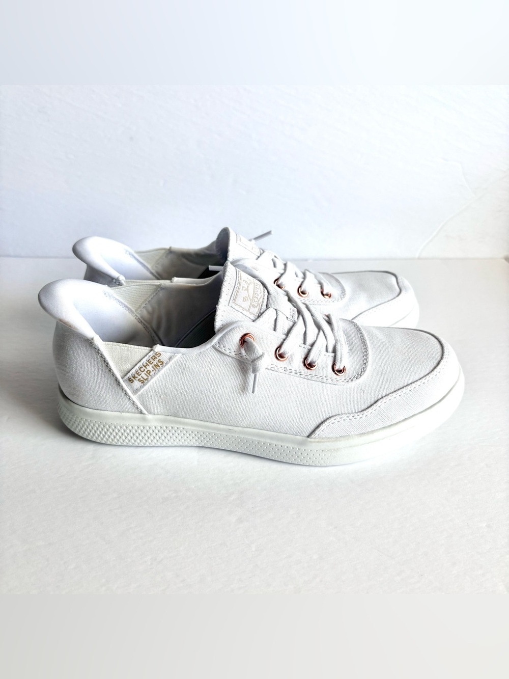 NEW Skechers Women’s White Low-Top Slip-On CANVAS Casual Sneakers